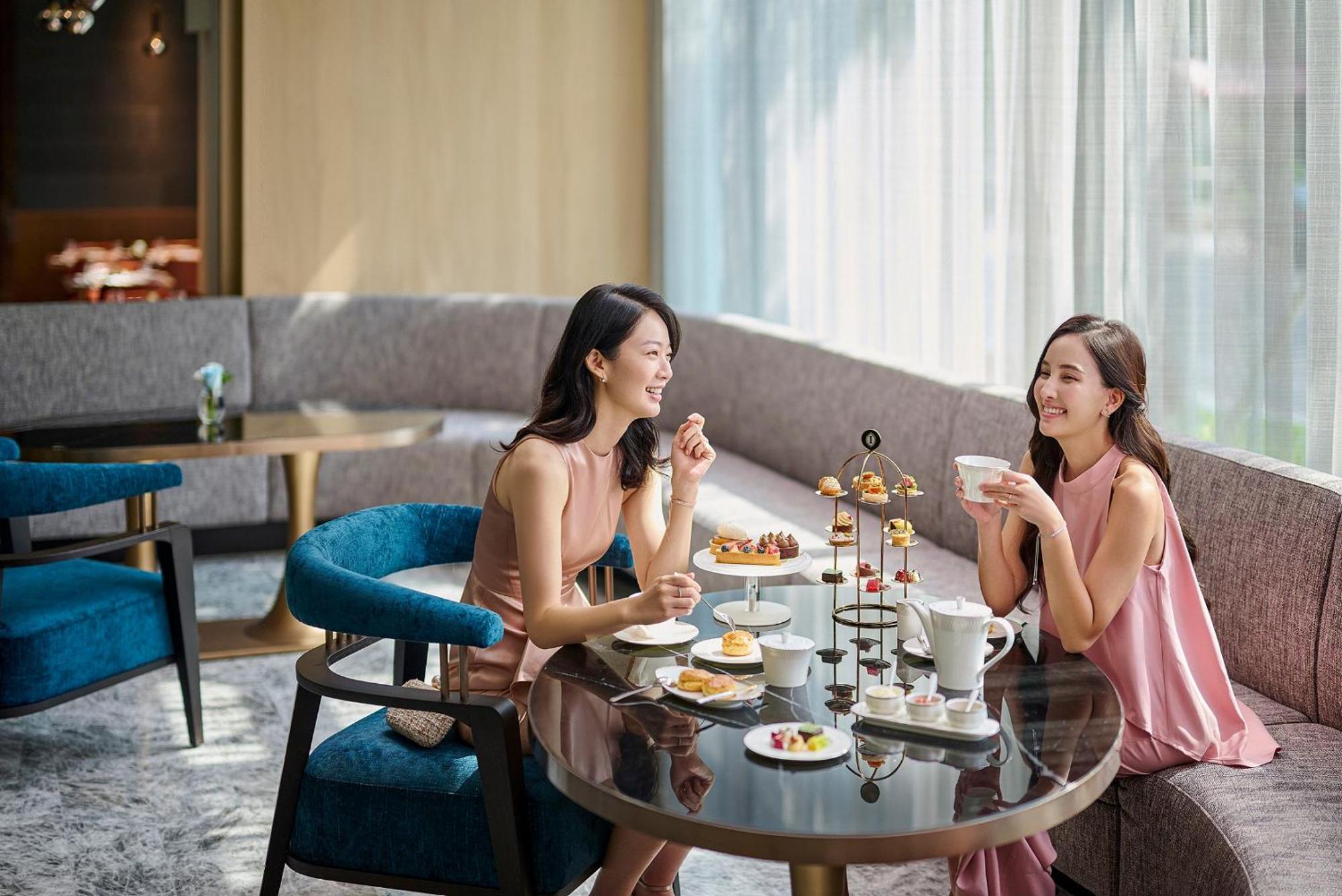Intercontinental Kaohsiung By Ihg Hotel Exterior photo Afternoon tea at The Lounge, The Landmark, Hong Kong