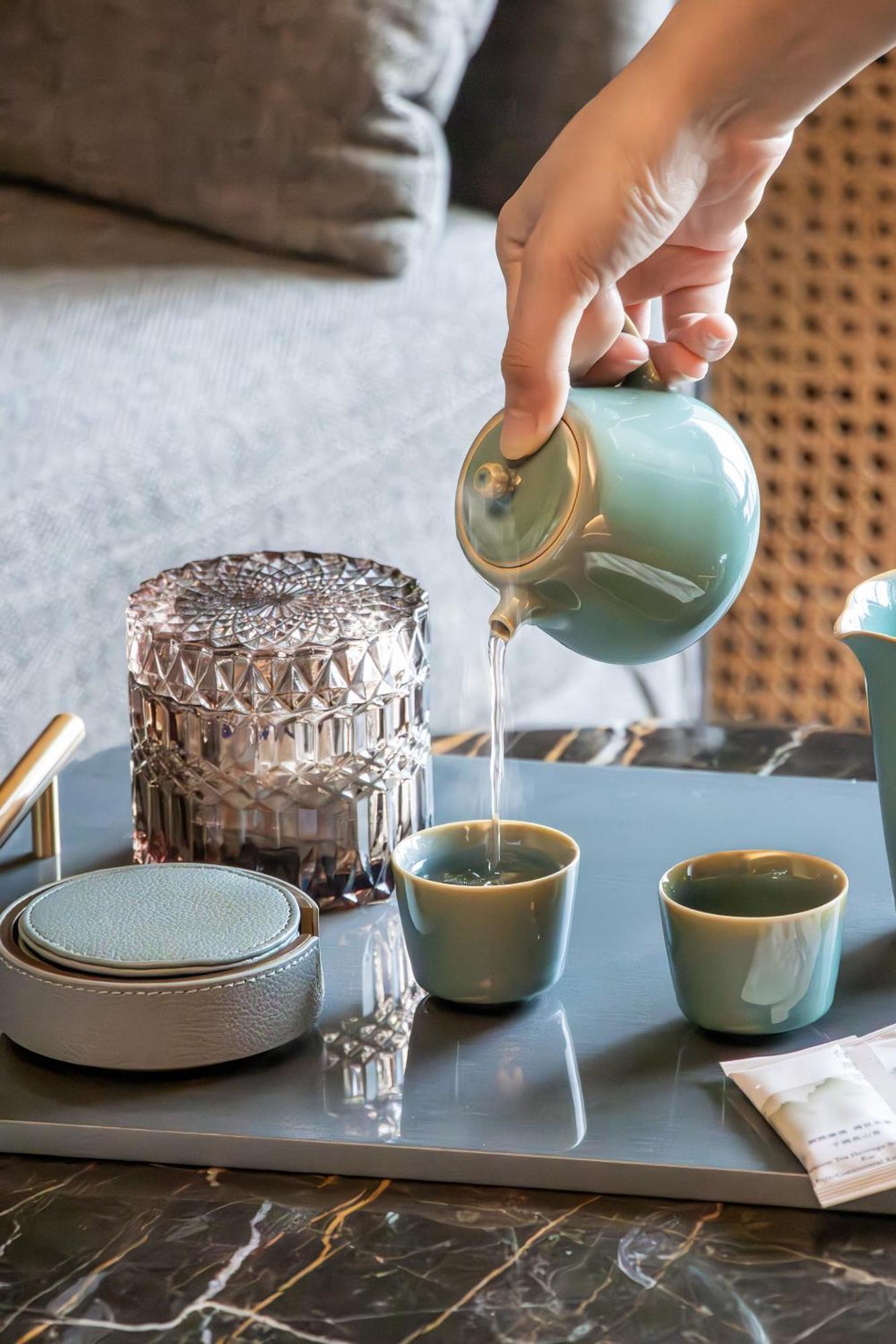 Intercontinental Kaohsiung By Ihg Hotel Room photo Tea being poured into a teacup